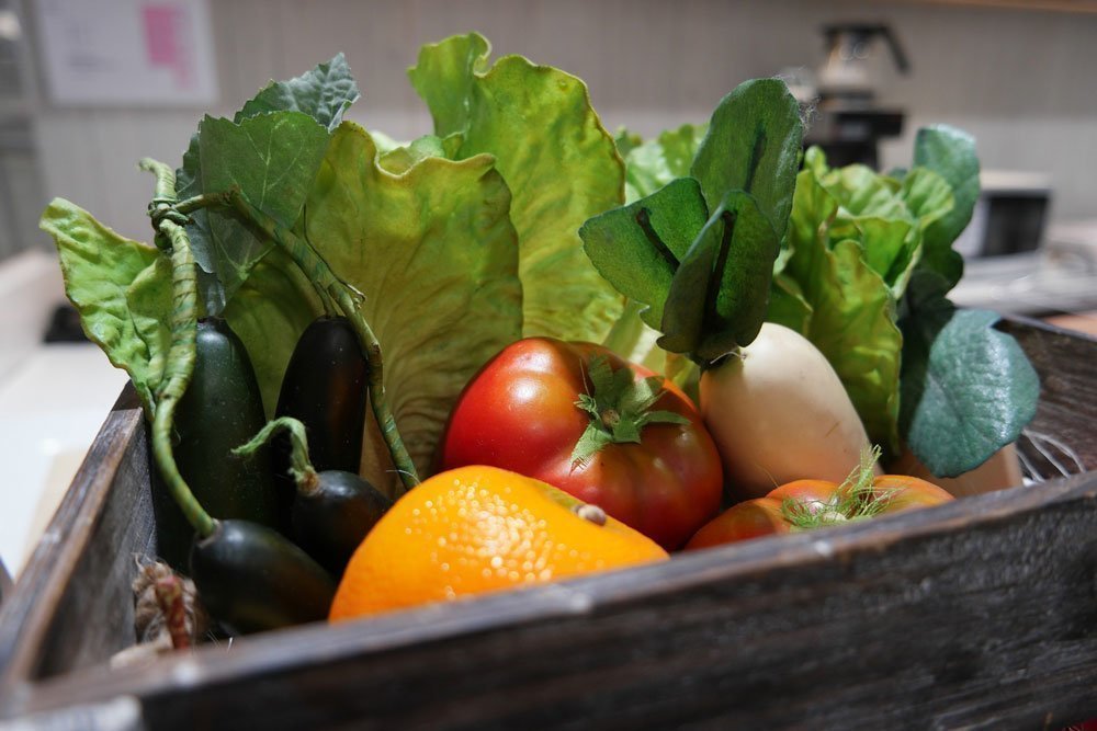 Fruits et légumes frais dans une caisse en bois.