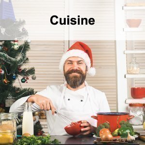 Homme cuisinant devant l'arbre de Noël et la décoration de Noël