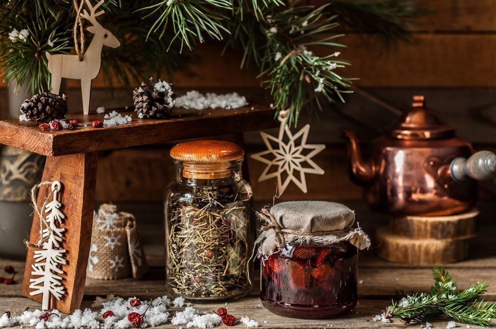 Mélange de thé et pot de confiture faits maison pour Noël.